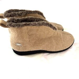 NWOT Acorn Forest Bootie Slippers Tan Wool Cloud Cushion SZ 8 - 9